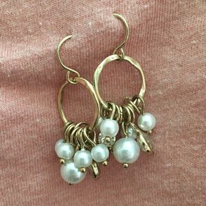 Golden earrings with pearls